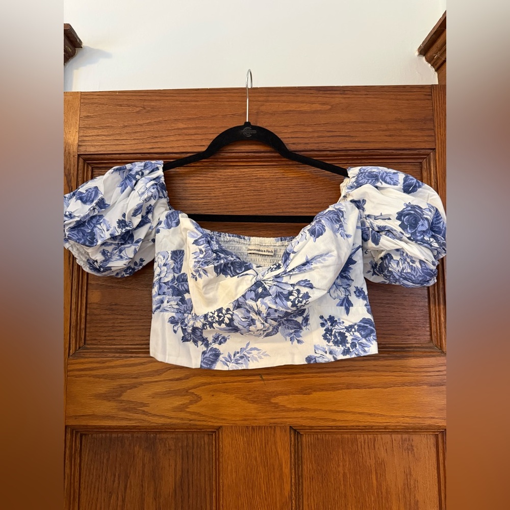 NWT Abercrombie Off-shoulder Floral Puff Sleeve Top - Blue and White